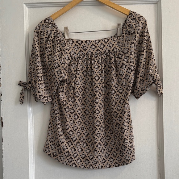 Ann Taylor Factory Geometric Beige Blouse Size:XS - Picture 3 of 4